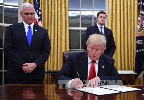 Trump signs order pulling US out of TPP deal - ảnh 1